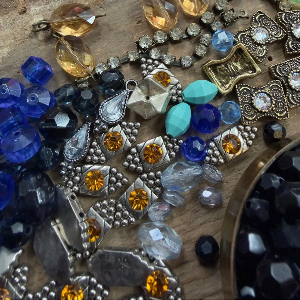 Assorted rhinestone & faceted bead charm mixed lot var materials hi low vtg mod